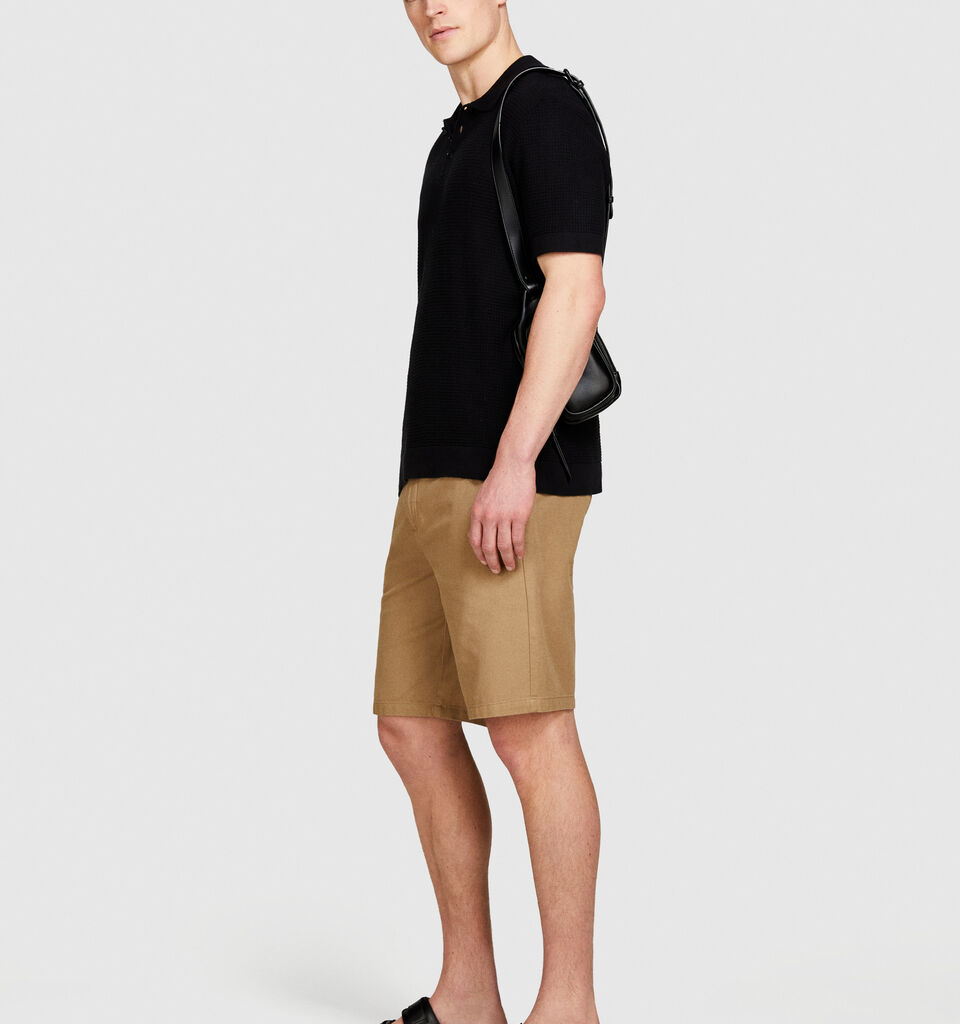 Slim comfort fit bermudas - men's shorts - Camel | Sisley image number 2